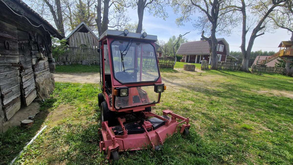 Kubota F2000, lawn mowers