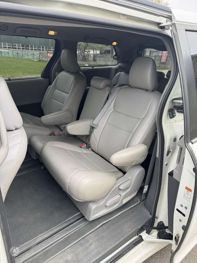 Toyota Sienna - 8