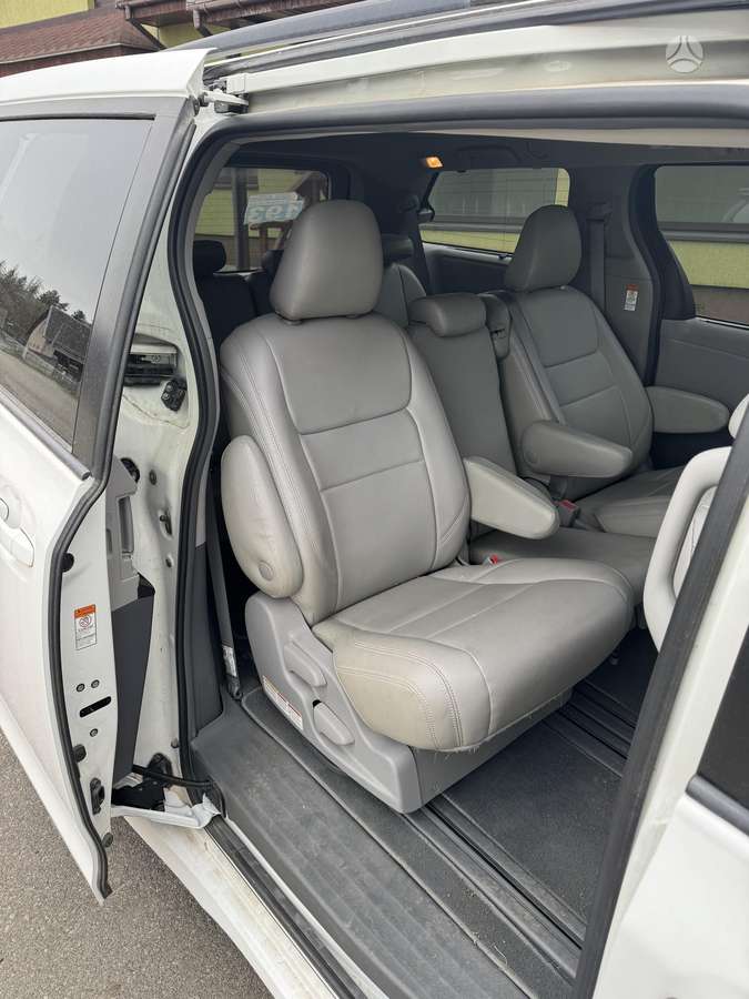Toyota Sienna - 9