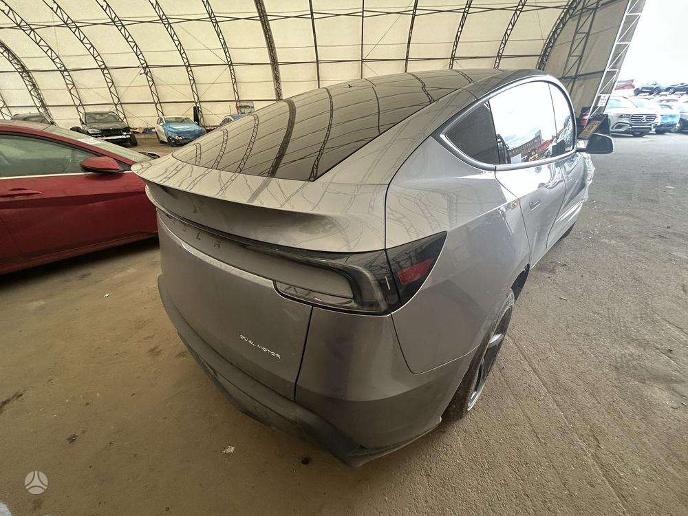 Tesla Model Y - 4