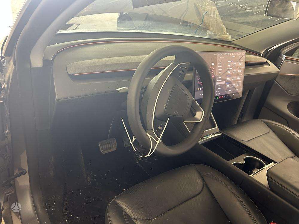 Tesla Model Y - 5