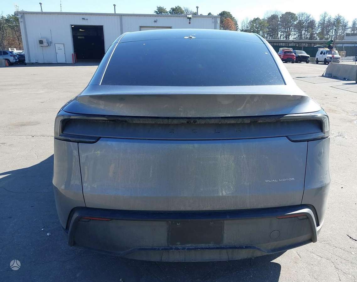 Tesla Model Y - 7