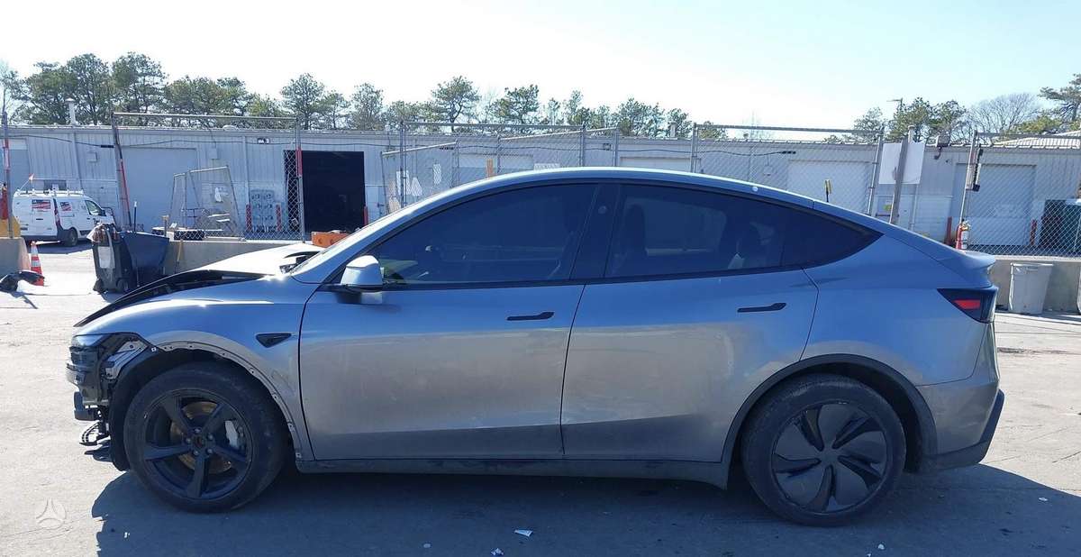 Tesla Model Y - 8