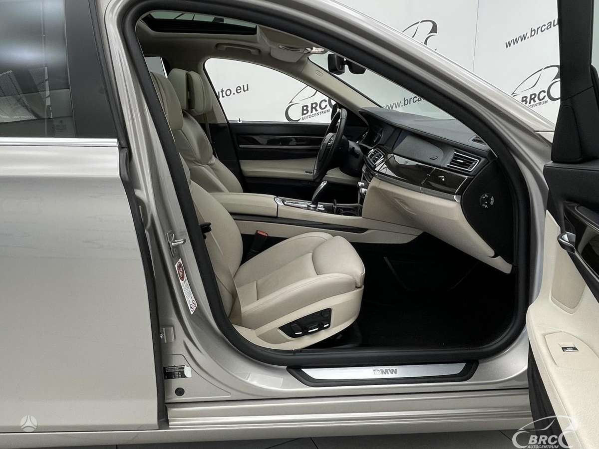 BMW 750, 4.4 l., saloon / sedan