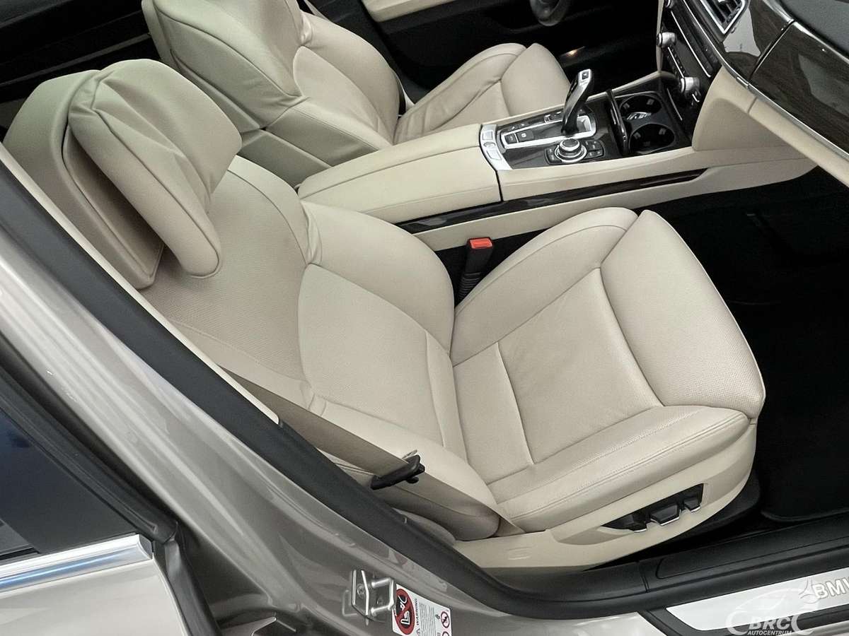 BMW 750, 4.4 l., saloon / sedan