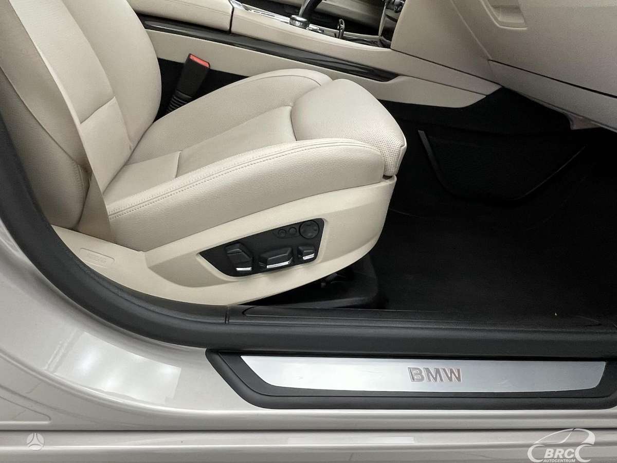 BMW 750, 4.4 l., saloon / sedan