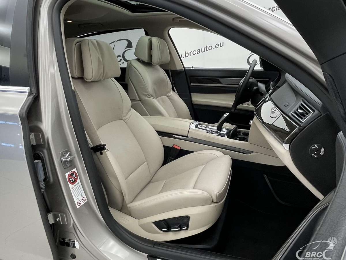 BMW 750, 4.4 l., saloon / sedan