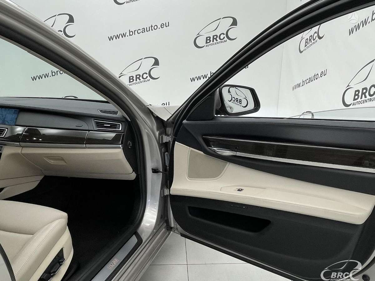 BMW 750, 4.4 l., saloon / sedan