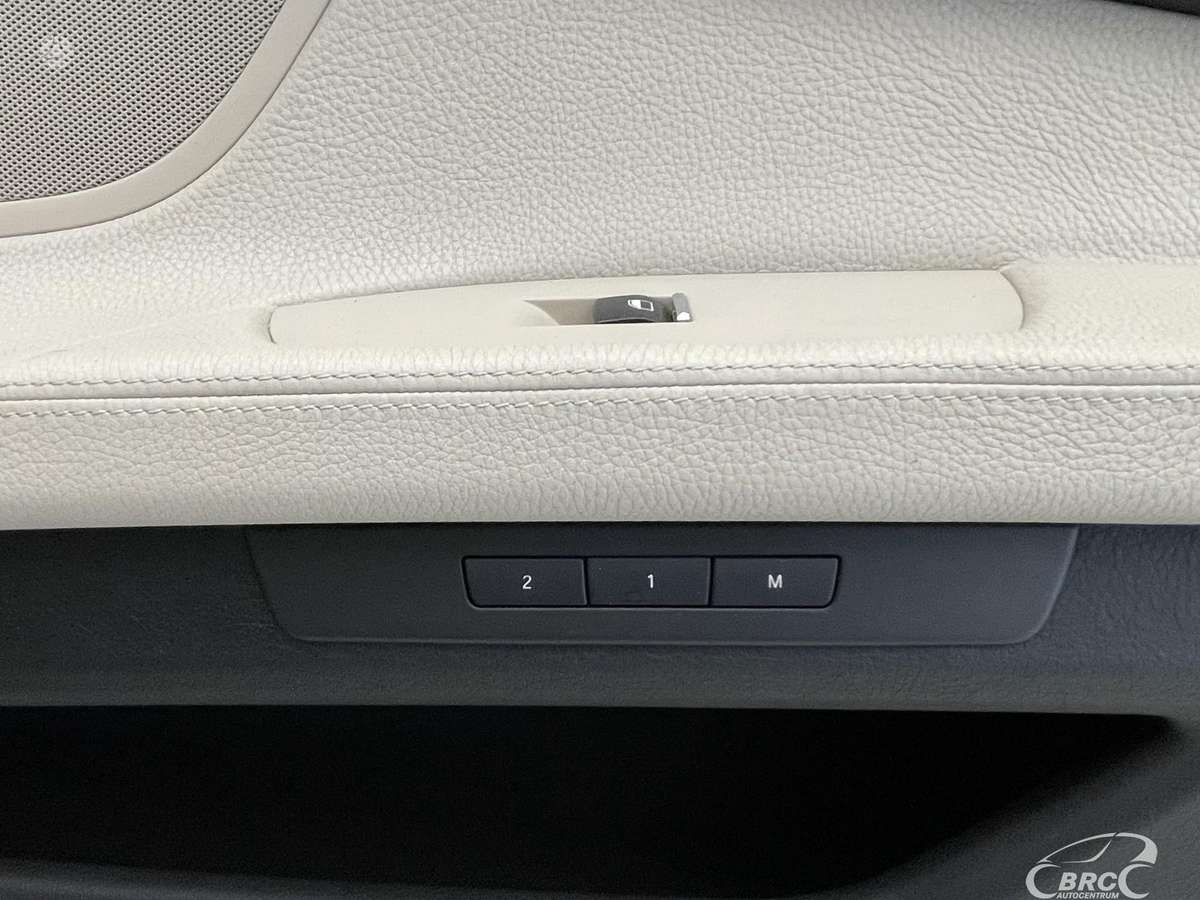 BMW 750, 4.4 l., saloon / sedan