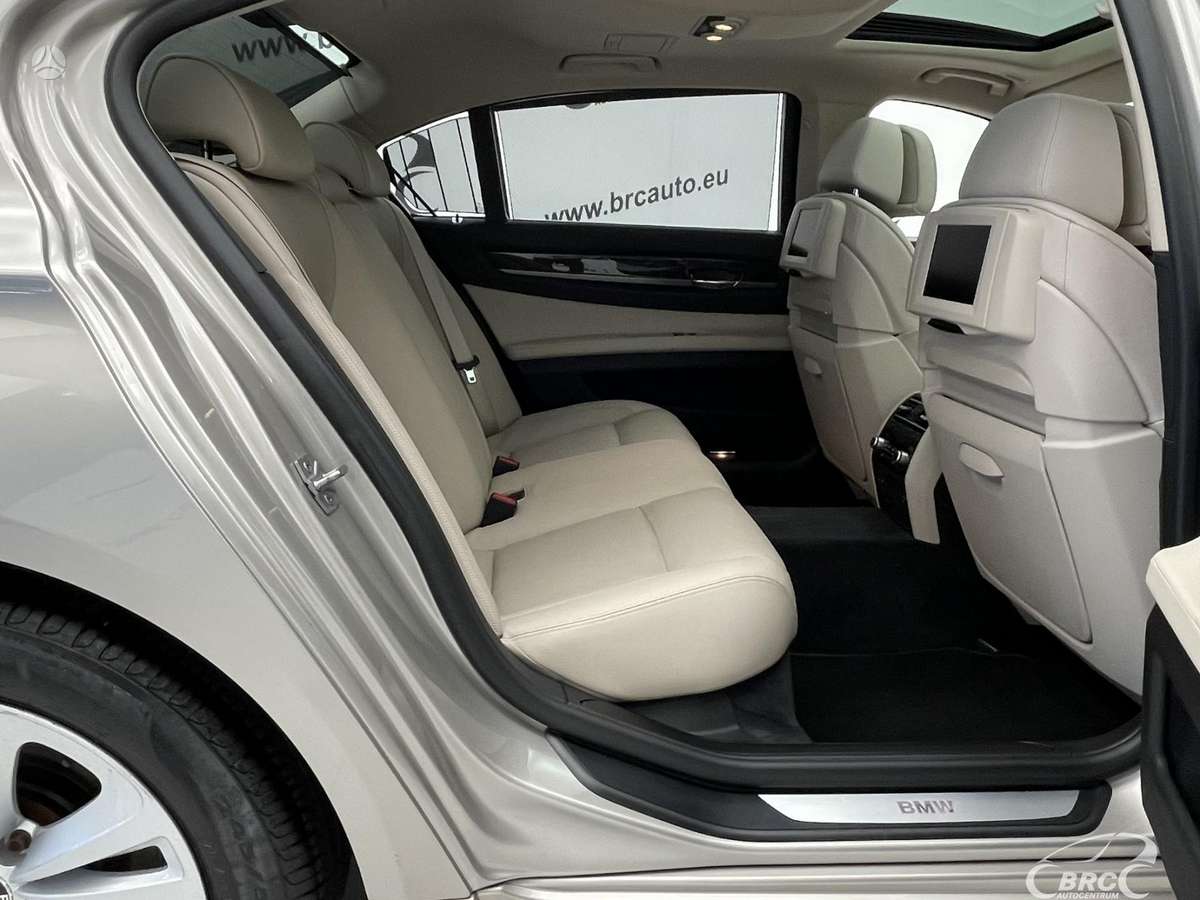 BMW 750, 4.4 l., saloon / sedan