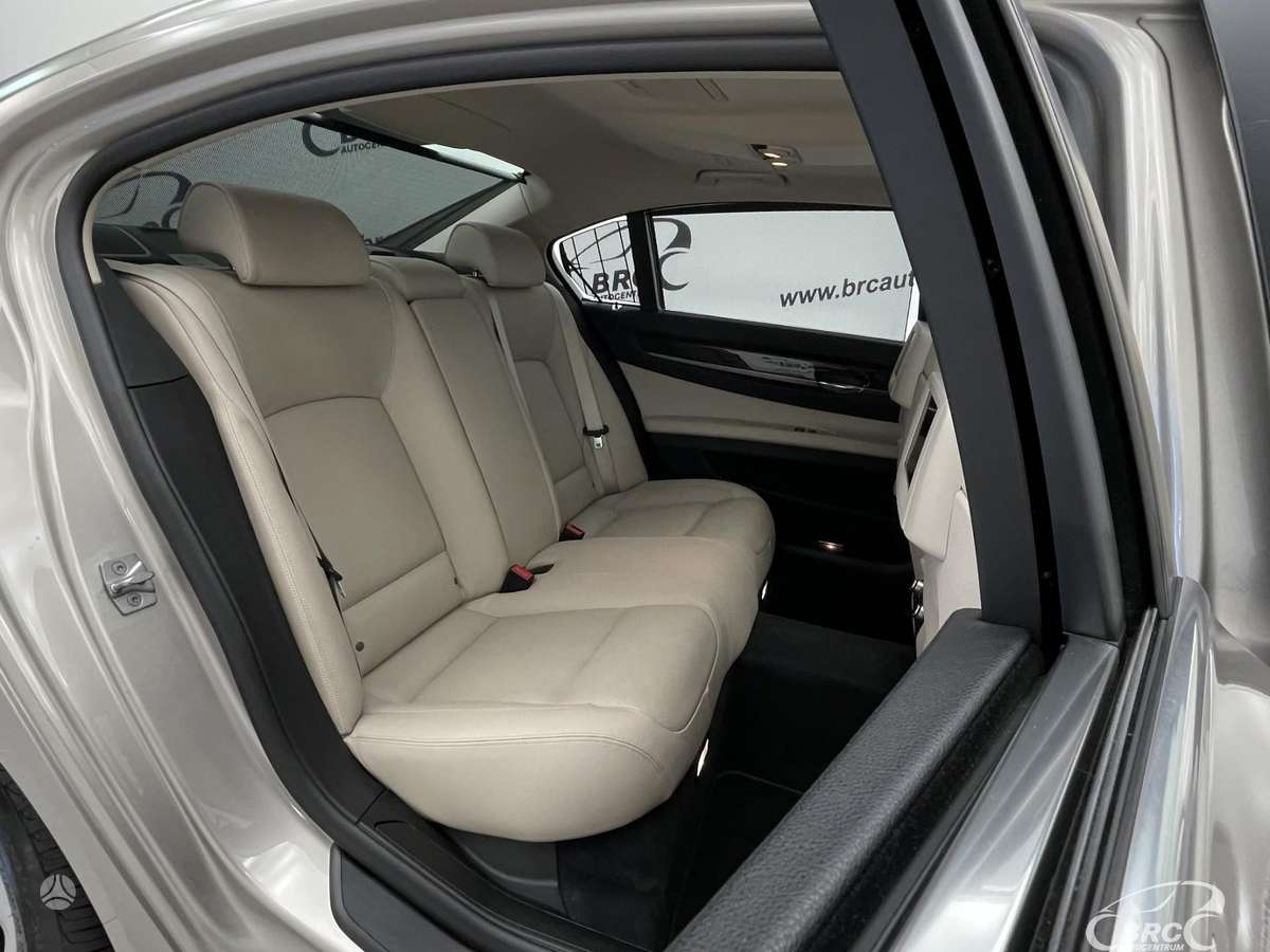 BMW 750, 4.4 l., saloon / sedan