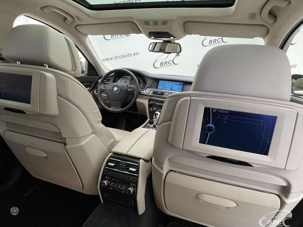 BMW 750, 4.4 l., saloon / sedan