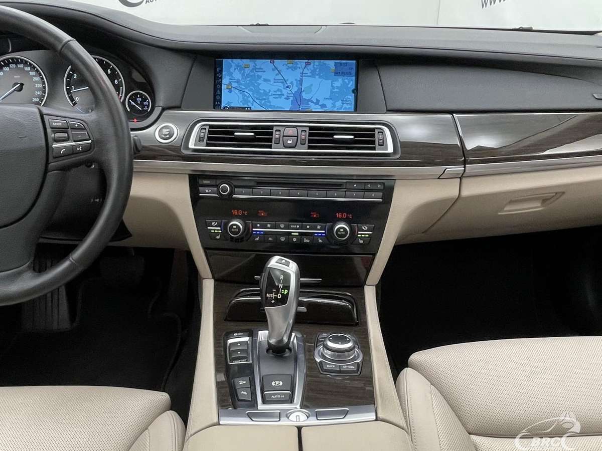 BMW 750, 4.4 l., saloon / sedan