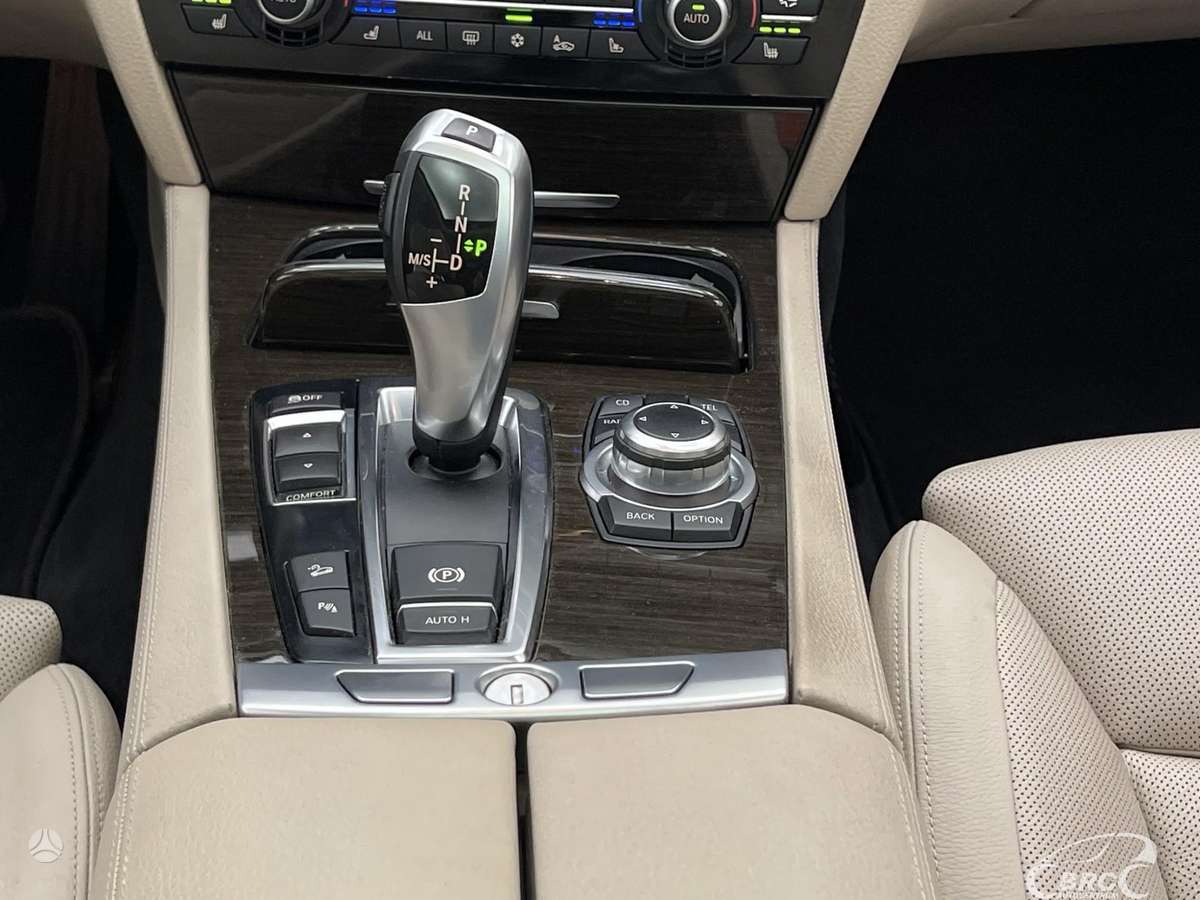 BMW 750, 4.4 l., saloon / sedan