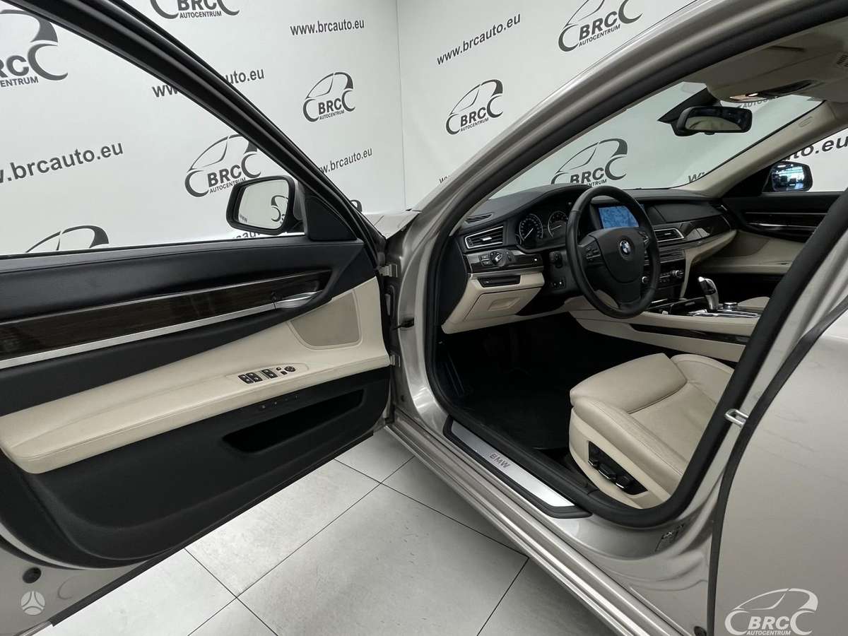 BMW 750, 4.4 l., saloon / sedan