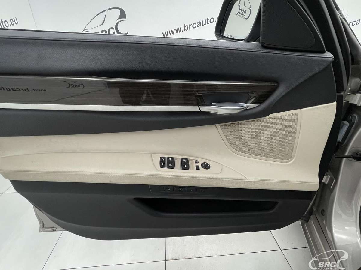 BMW 750, 4.4 l., saloon / sedan