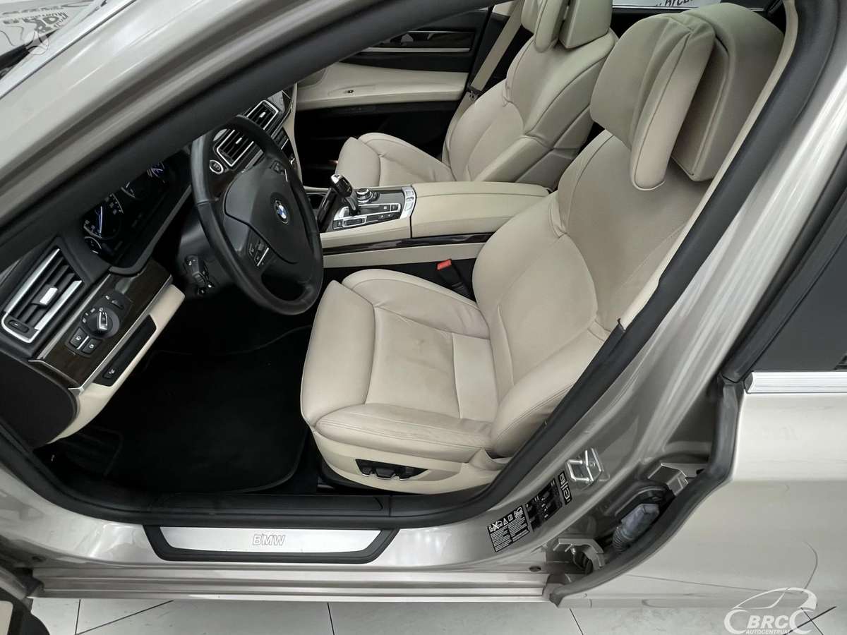 BMW 750, 4.4 l., saloon / sedan