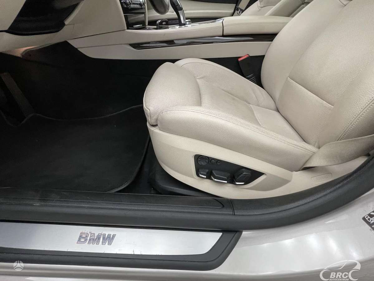BMW 750, 4.4 l., saloon / sedan