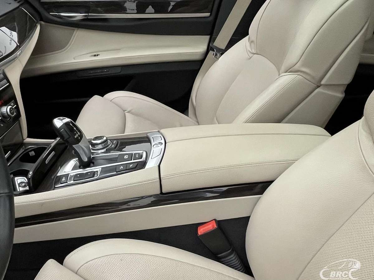 BMW 750, 4.4 l., saloon / sedan