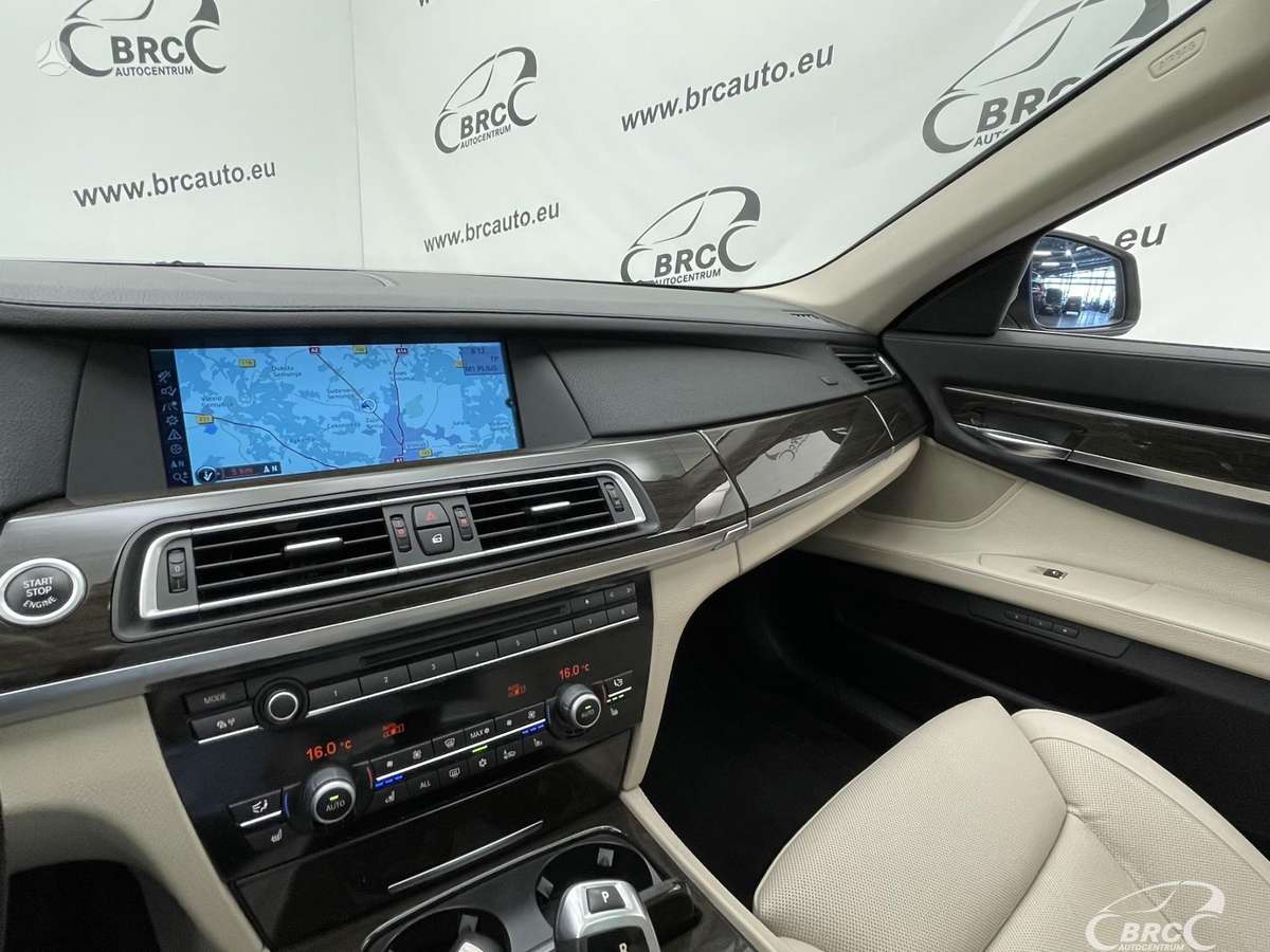 BMW 750, 4.4 l., saloon / sedan