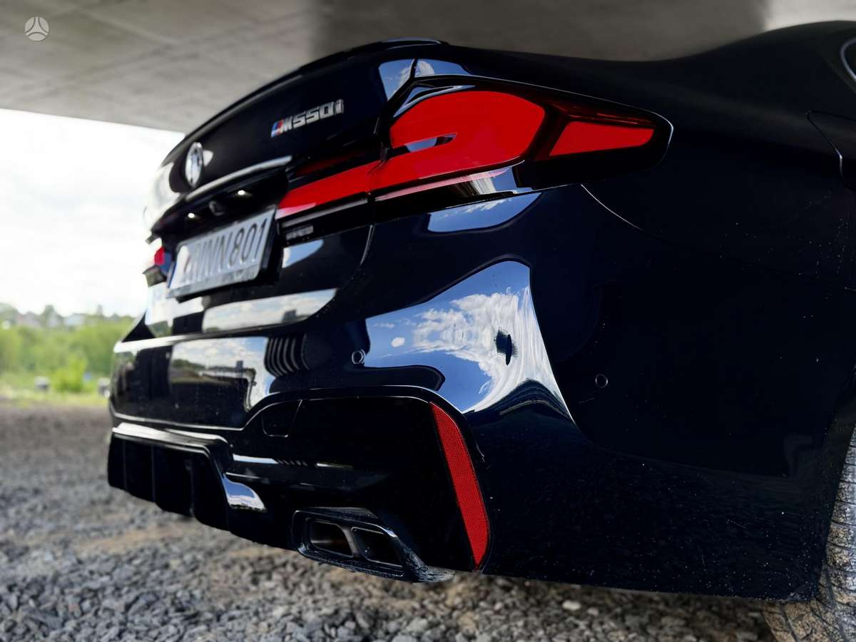BMW M550, Седан
