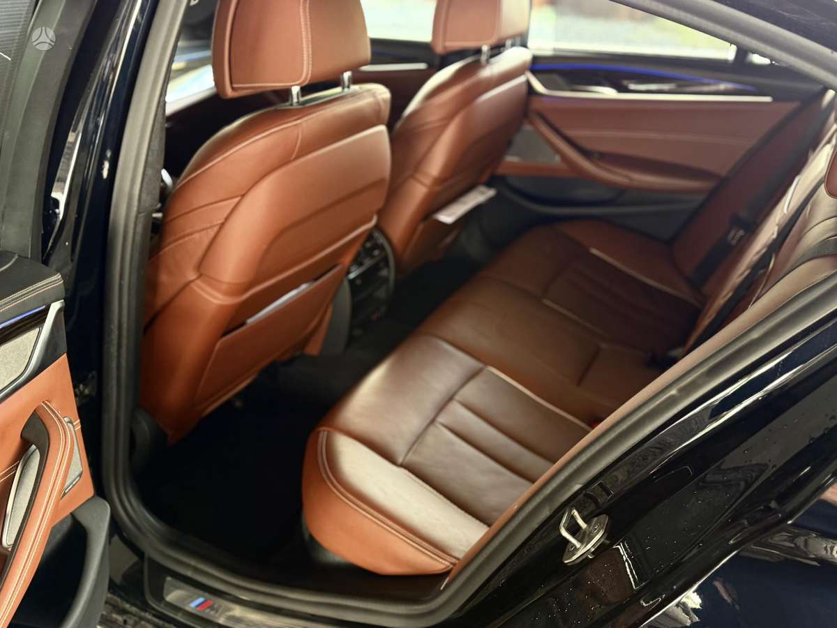 BMW M550, Седан