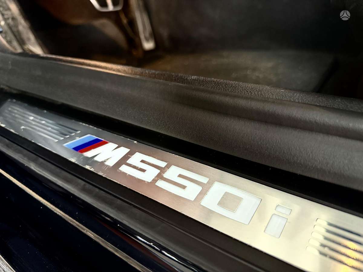 BMW M550, Седан