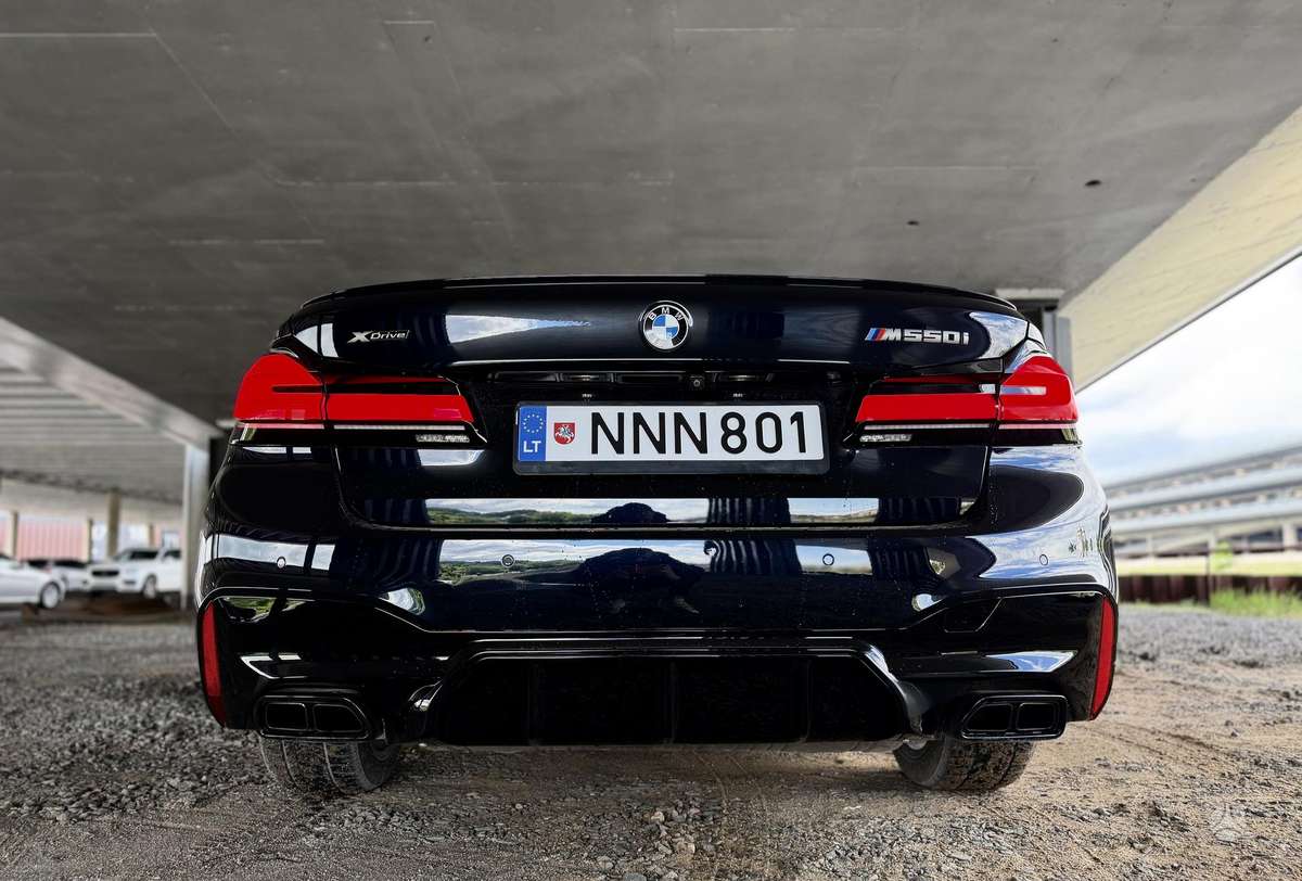 BMW M550, Седан