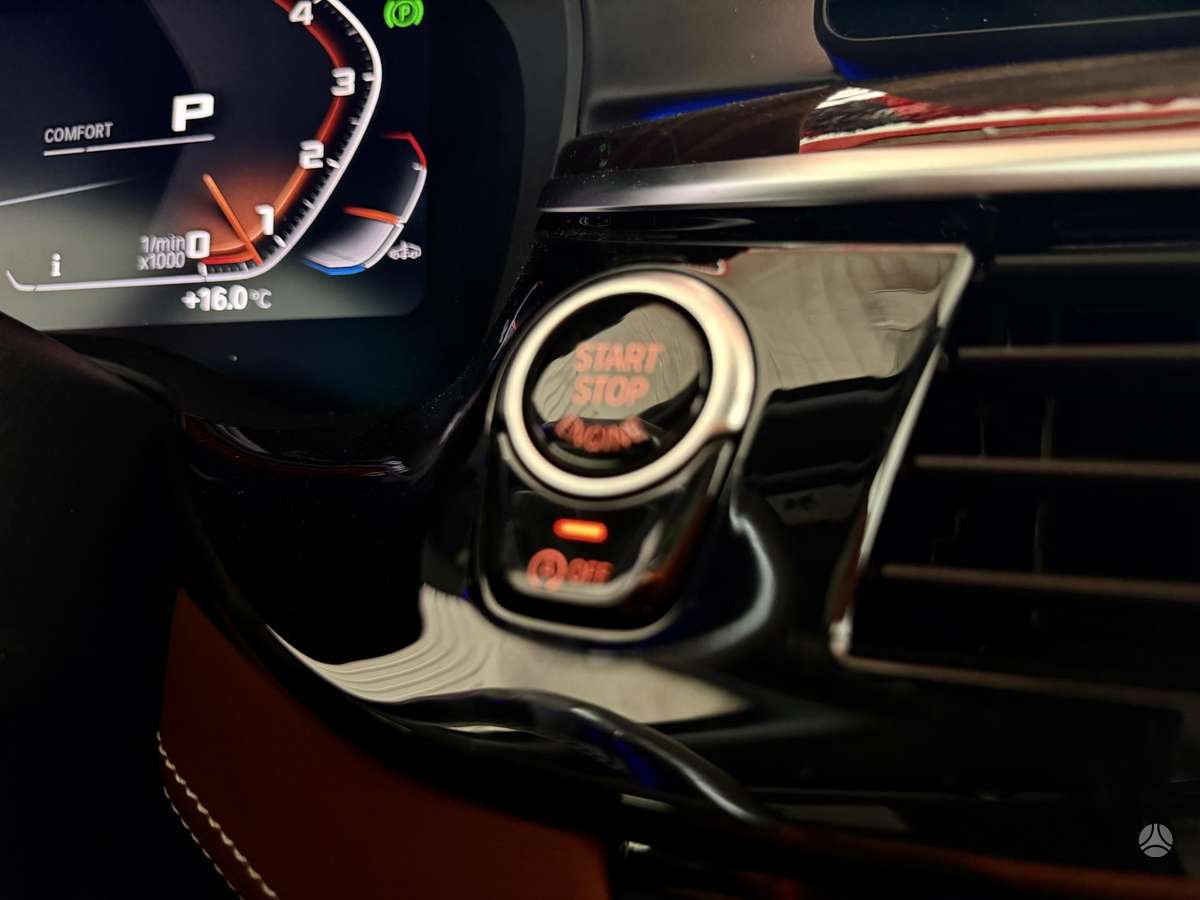 BMW M550, Седан