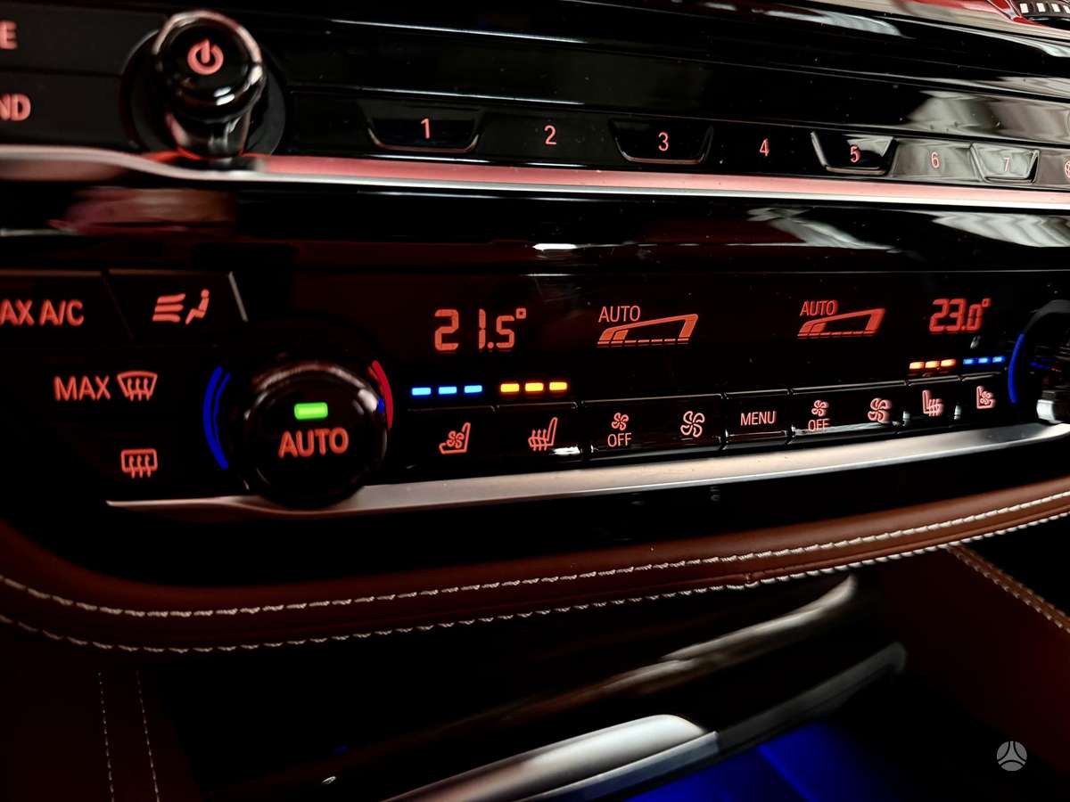 BMW M550, Седан
