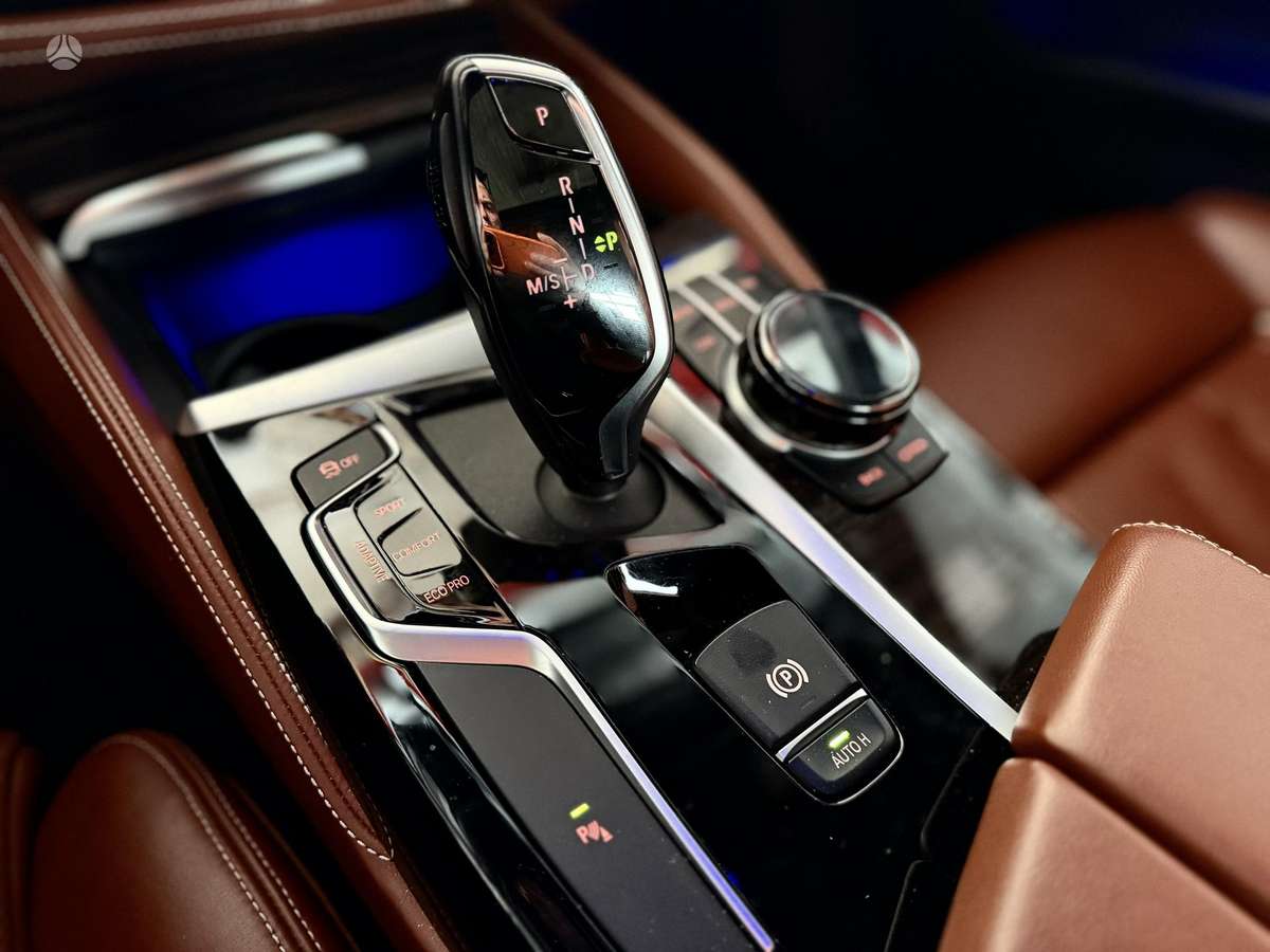 BMW M550, Седан