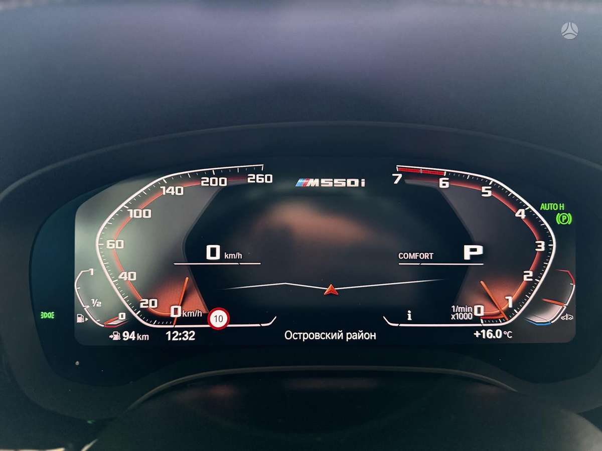 BMW M550, Седан