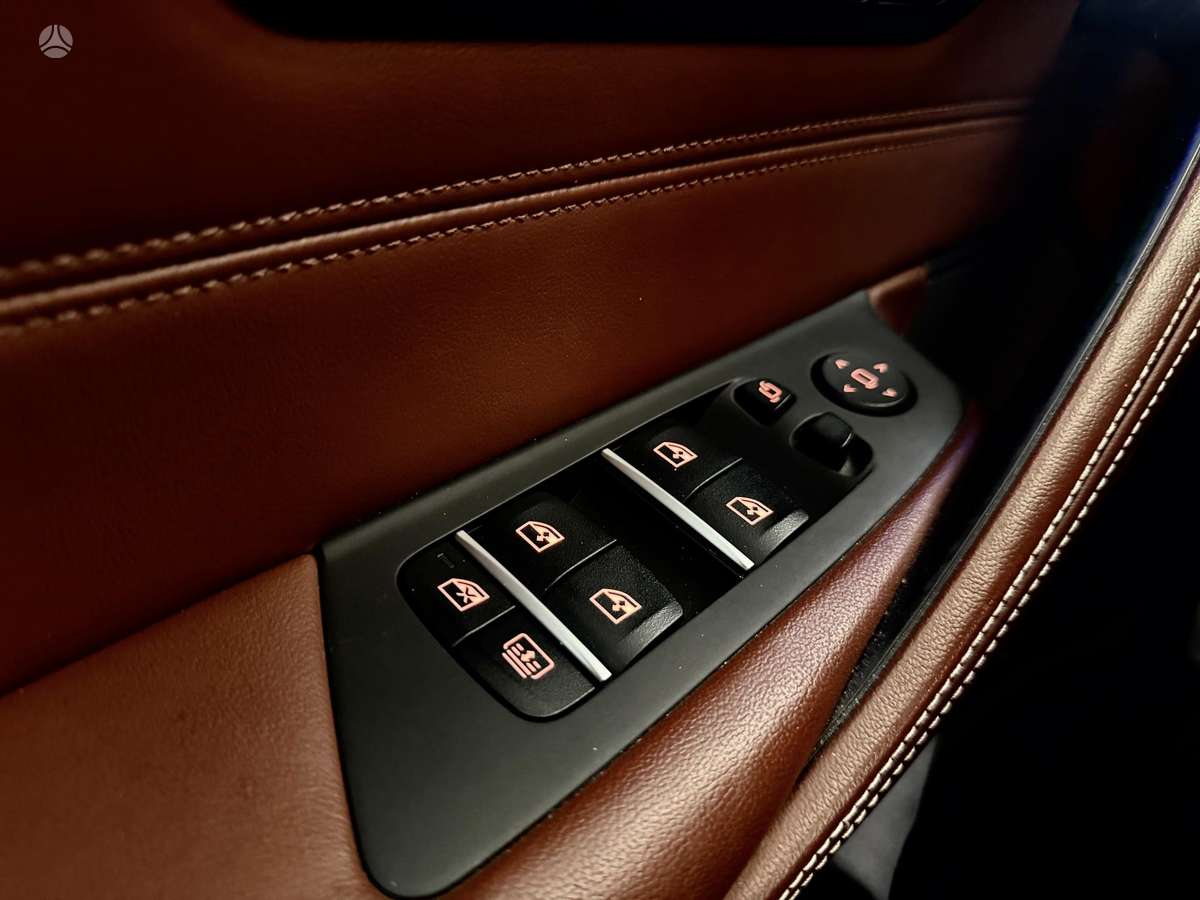 BMW M550, Седан