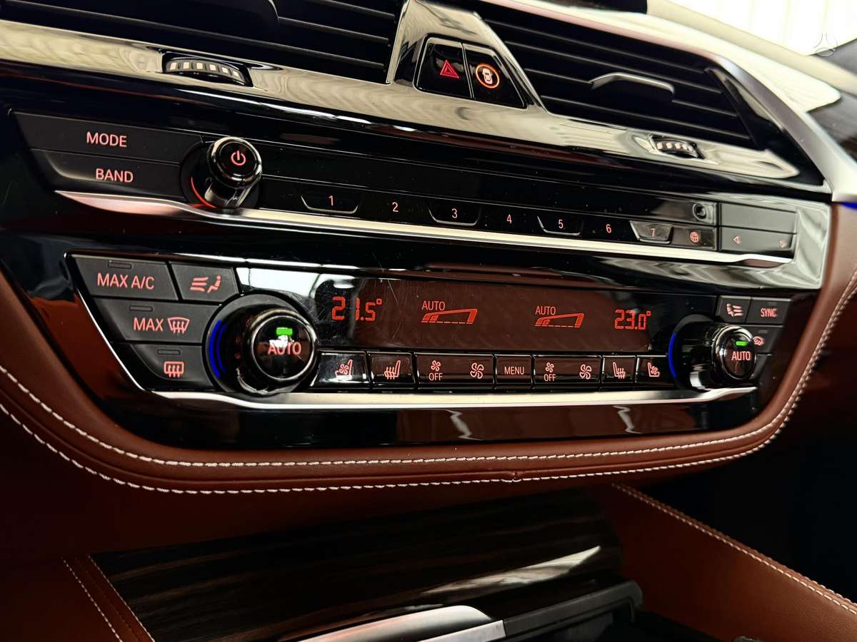 BMW M550, Седан