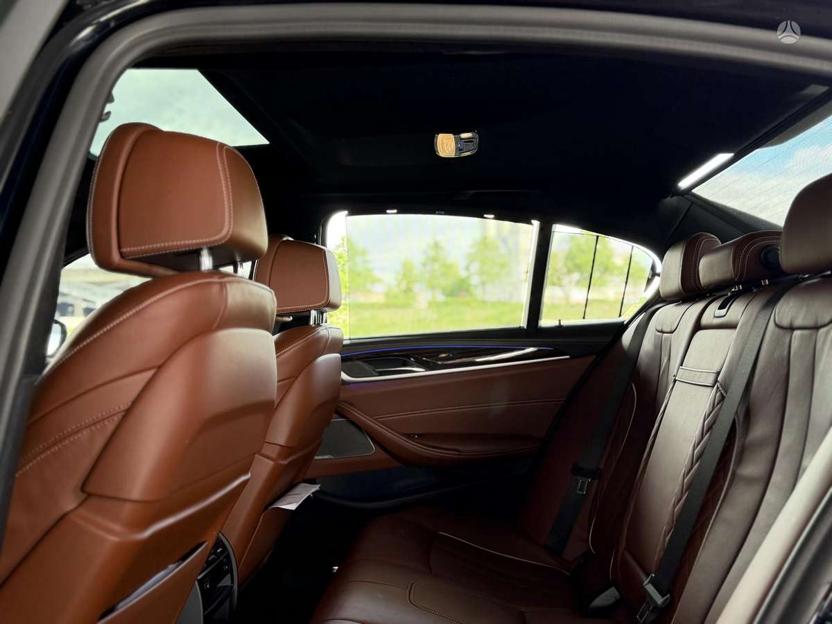 BMW M550, Седан