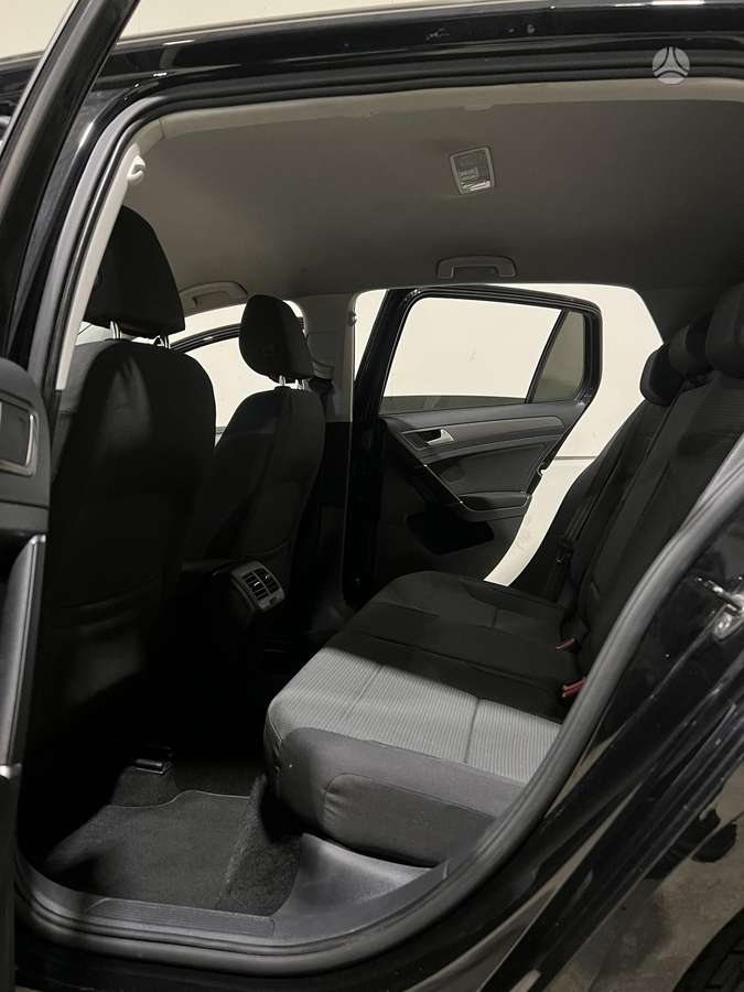 Volkswagen Golf - 10