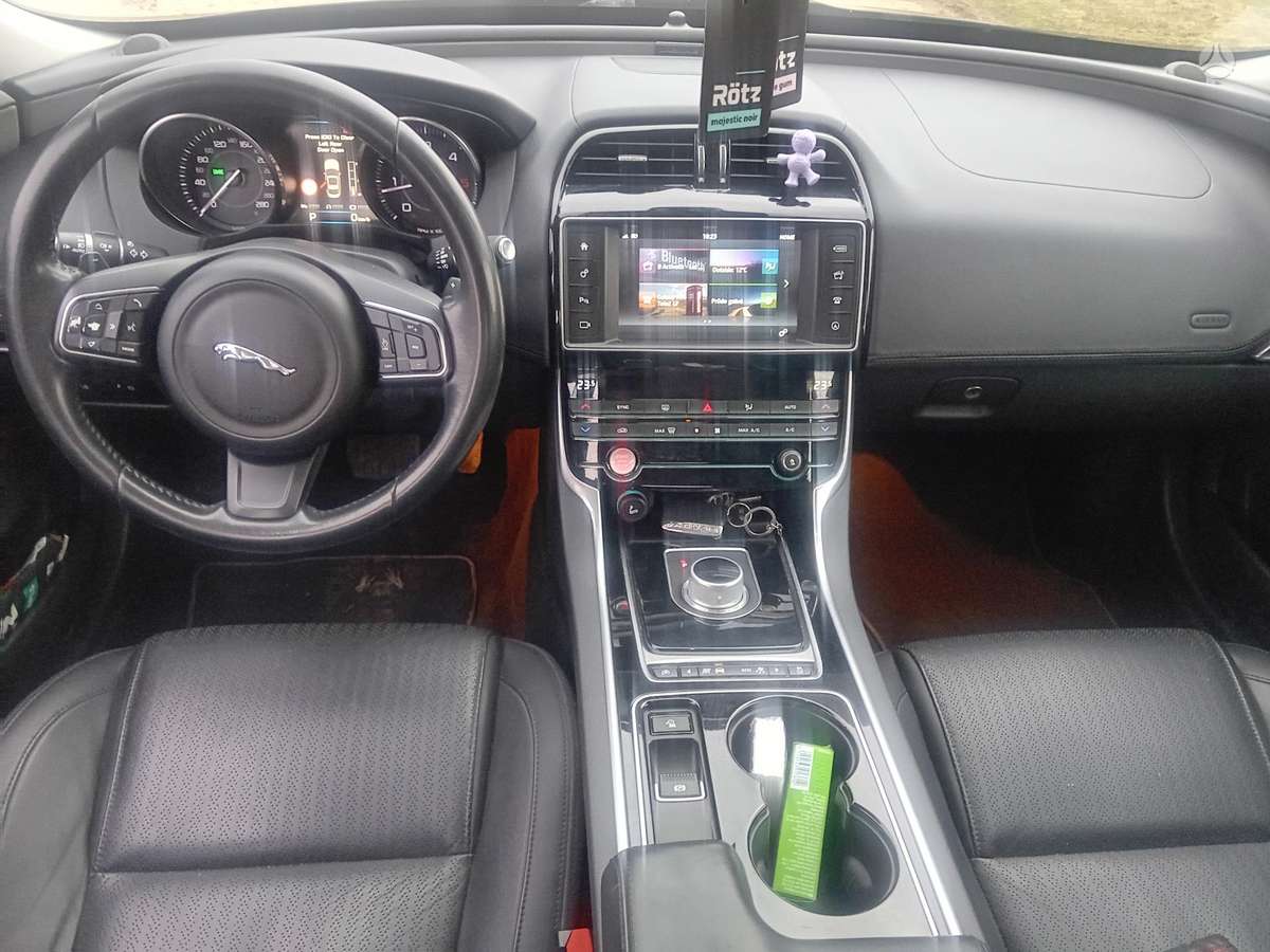 Jaguar XE, 2.0 l., Седан