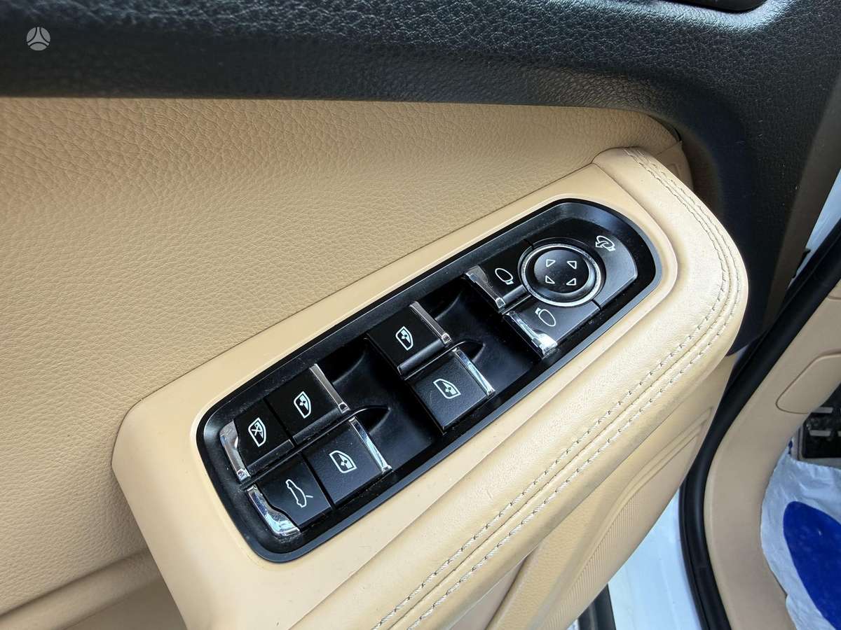 Porsche Macan, 2.0 l., off-road / crossover