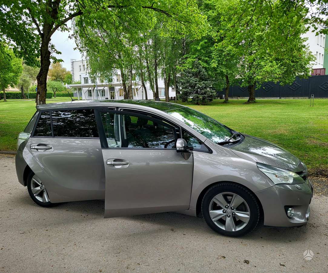 Toyota Verso, 2.2 l., Хэтчбек