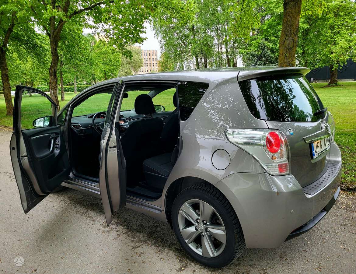Toyota Verso, 2.2 l., Хэтчбек