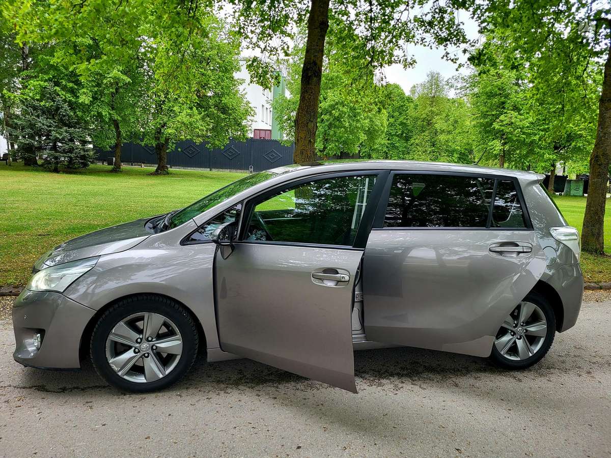 Toyota Verso, 2.2 l., Хэтчбек