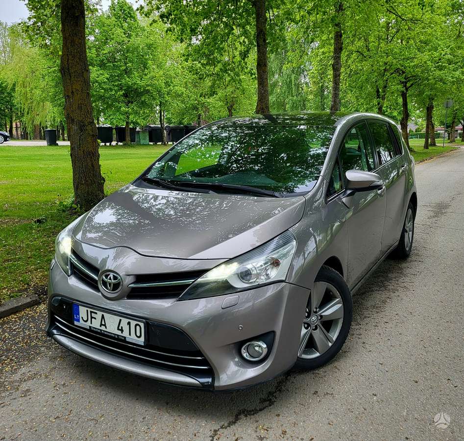Toyota Verso, 2.2 l., Хэтчбек