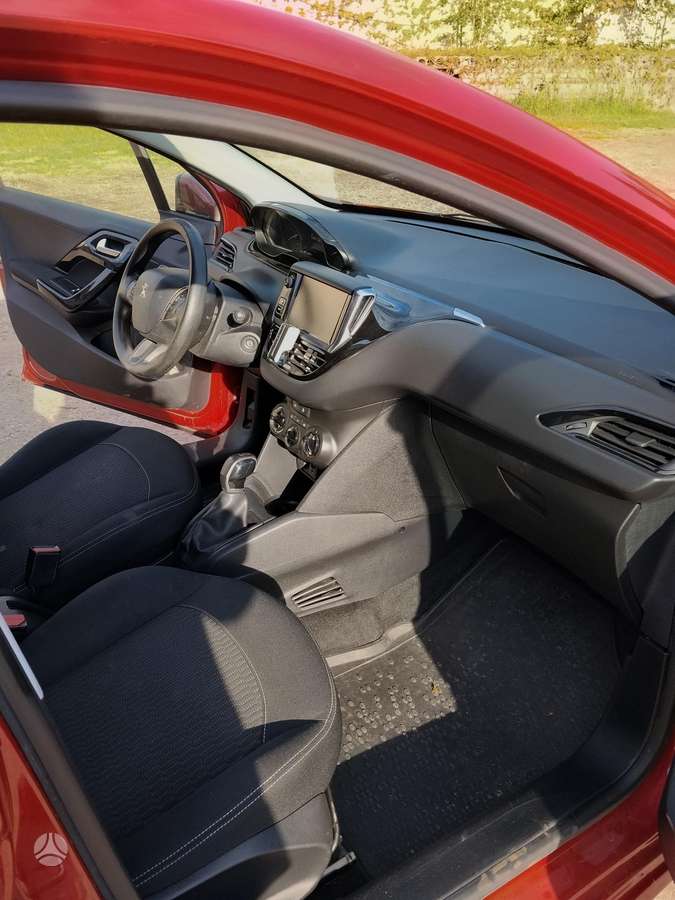 Peugeot 208 - 8