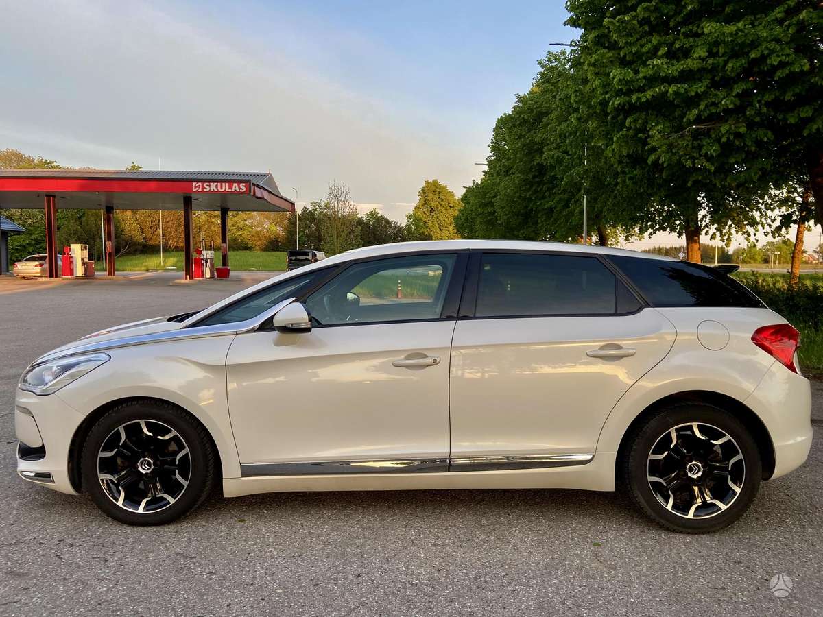 Citroen DS5, 1.6 l., hatchback