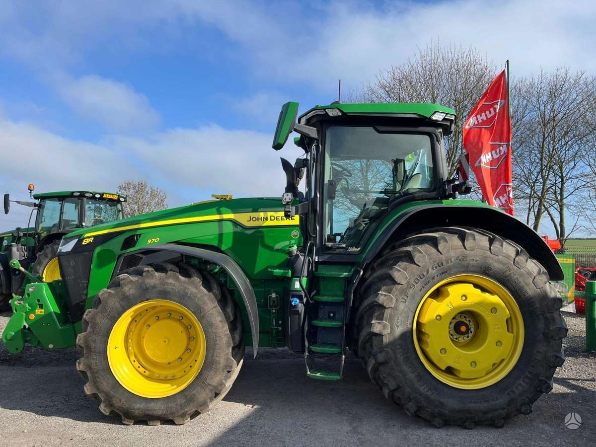 John Deere 8R370, tractors