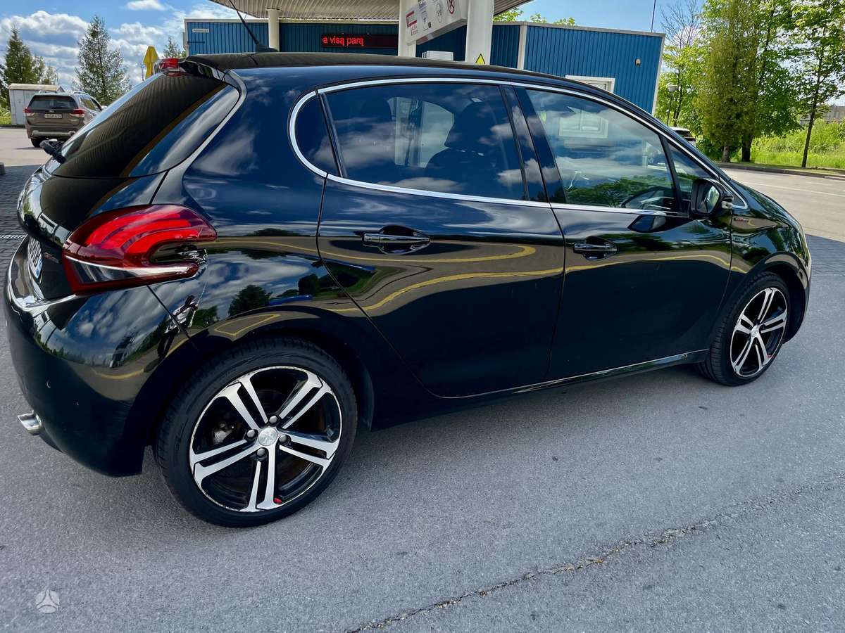 Peugeot 208, 1.2 l., hatchback