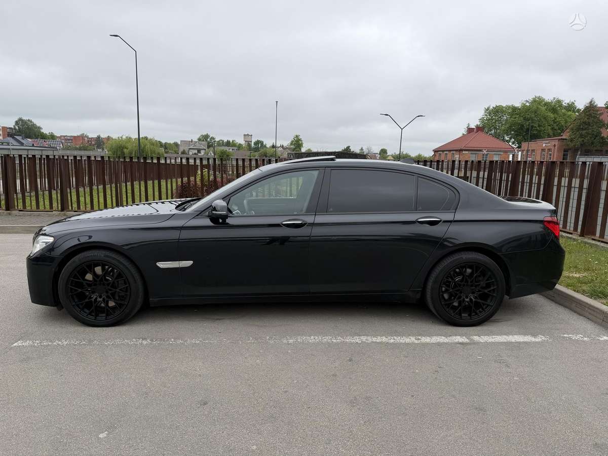 BMW 750, 4.4 l., Лимузин