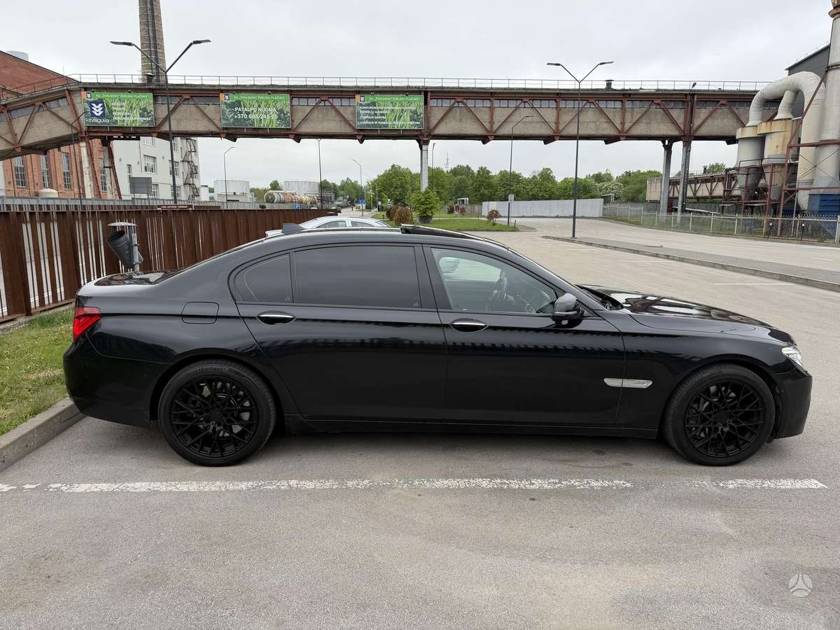 BMW 750, 4.4 l., Лимузин
