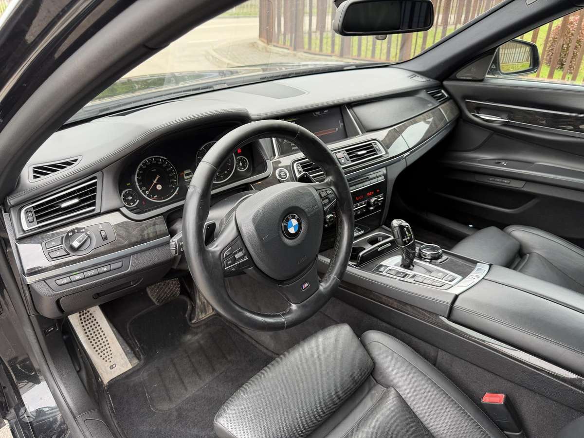 BMW 750, 4.4 l., Лимузин
