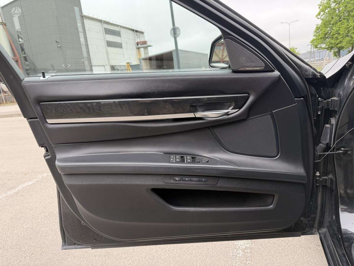 BMW 750, 4.4 l., Лимузин